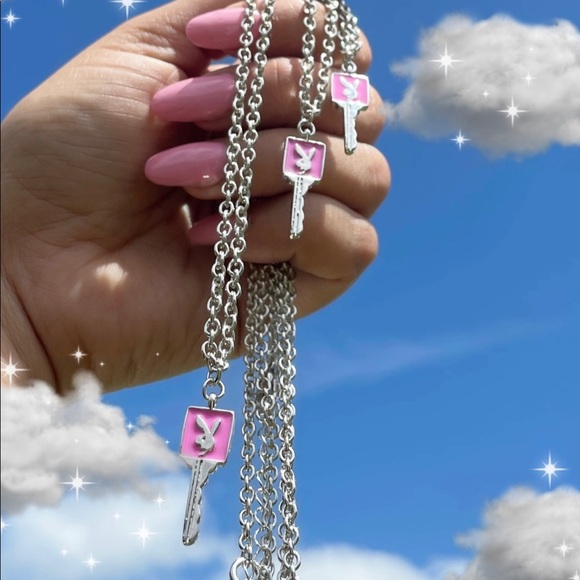 SOLD OUT DO NOT BUY ( Playboy bunny key ball necklace - Picture 1 of 4